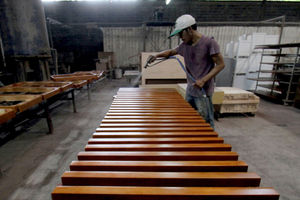 <p>Pekerja tengah menyelesaikan pembuatan furniture di PT Funisia Perkasa, Juru Mudi Baru Kecamatan Benda, Kota Tangerang, Banten, Selasa 13 Oktober 2020. Dimasa pandemi walaupun pasar lokal sedikit berkurang namun pemintaan dari pasar ekspor cukup tinggi walaupun terkendala dalam proses pengiriman. Pengusaha berharap agar pemerintah bisa tetap mendukung dan memperhatikan sektor industri ini khususnya dalam hal ekspor produk. Foto: Panji Asmoro/TrenAsia</p>
