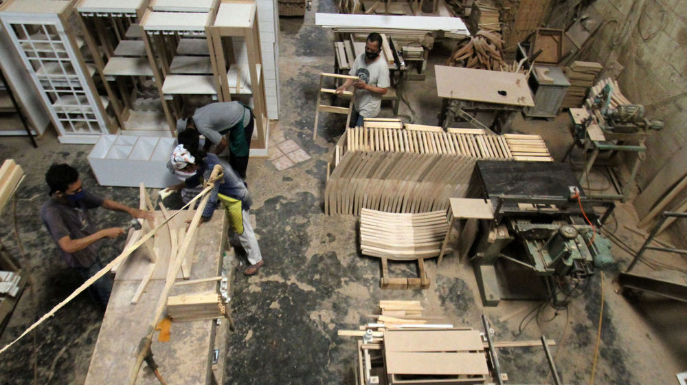 <p>Sejumlah pekerja tengah menyelesaikan pembuatan furniture di PT Funisia Perkasa, Juru Mudi Baru Kecamatan Benda, Kota Tangerang, Banten, Selasa 13 Oktober 2020. Dimasa pandemi walaupun pasar lokal sedikit berkurang namun pemintaan dari pasar ekspor cukup tinggi meski terkendala dalam proses pengiriman. Pengusaha berharap agar pemerintah bisa tetap mendukung dan memperhatikan sektor industri ini khususnya dalam hal ekspor produk. Foto: Panji Asmoro/TrenAsia</p>
