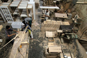 <p>Sejumlah pekerja tengah menyelesaikan pembuatan furniture di PT Funisia Perkasa, Juru Mudi Baru Kecamatan Benda, Kota Tangerang, Banten, Selasa 13 Oktober 2020. Dimasa pandemi walaupun pasar lokal sedikit berkurang namun pemintaan dari pasar ekspor cukup tinggi meski terkendala dalam proses pengiriman. Pengusaha berharap agar pemerintah bisa tetap mendukung dan memperhatikan sektor industri ini khususnya dalam hal ekspor produk. Foto: Panji Asmoro/TrenAsia</p>

