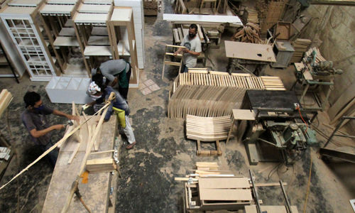 <p>Sejumlah pekerja tengah menyelesaikan pembuatan furniture di PT Funisia Perkasa, Juru Mudi Baru Kecamatan Benda, Kota Tangerang, Banten, Selasa 13 Oktober 2020. Dimasa pandemi walaupun pasar lokal sedikit berkurang namun pemintaan dari pasar ekspor cukup tinggi meski terkendala dalam proses pengiriman. Pengusaha berharap agar pemerintah bisa tetap mendukung dan memperhatikan sektor industri ini khususnya dalam hal ekspor produk. Foto: Panji Asmoro/TrenAsia</p>