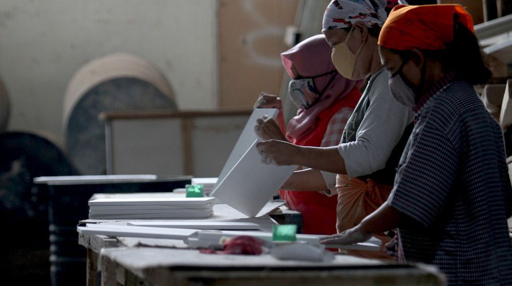 <p>Sejumlah pekerja tengah menyelesaikan pembuatan furniture di PT Funisia Perkasa, Juru Mudi Baru Kecamatan Benda, Kota Tangerang, Banten, Selasa 13 Oktober 2020. Dimasa pandemi walaupun pasar lokal sedikit berkurang namun pemintaan dari pasar ekspor cukup tinggi walaupun terkendala dalam proses pengiriman. Pengusaha berharap agar pemerintah bisa tetap mendukung dan memperhatikan sektor industri ini khususnya dalam hal ekspor produk. Foto: Panji Asmoro/TrenAsia</p>