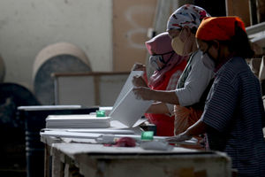 <p>Sejumlah pekerja tengah menyelesaikan pembuatan furniture di PT Funisia Perkasa, Juru Mudi Baru Kecamatan Benda, Kota Tangerang, Banten, Selasa 13 Oktober 2020. Dimasa pandemi walaupun pasar lokal sedikit berkurang namun pemintaan dari pasar ekspor cukup tinggi walaupun terkendala dalam proses pengiriman. Pengusaha berharap agar pemerintah bisa tetap mendukung dan memperhatikan sektor industri ini khususnya dalam hal ekspor produk. Foto: Panji Asmoro/TrenAsia</p>
