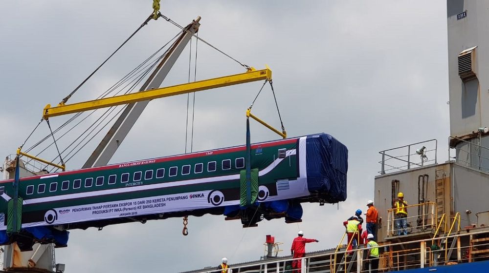 <p>Ekspor kereta api buatan BUMN PT Industri Kereta Api (Persero) atau INKA ke Bangladesh / Dok. Indonesia Eximbank</p>