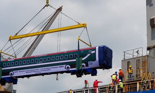 <p>Ekspor kereta api buatan BUMN PT Industri Kereta Api (Persero) atau INKA ke Bangladesh / Dok. Indonesia Eximbank</p>
