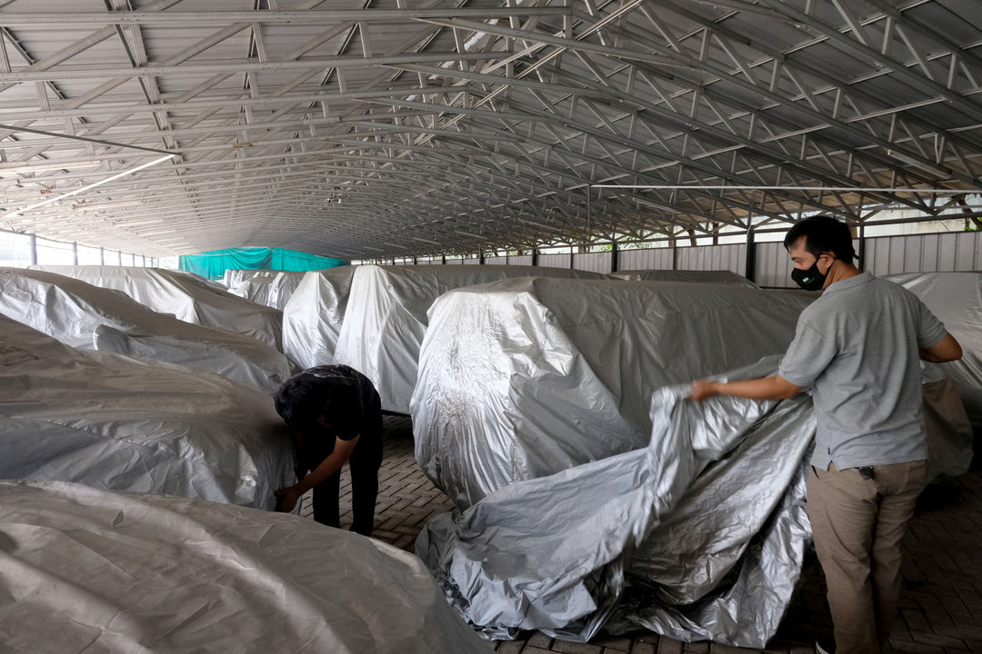 <p>Pekerja membungkus mobil yang digadaikan di gudang penyimpanan kendaraan PT Pegadaian (Persero), Kebon Nanas, Jakarta Timur, Kamis, 15 Oktober 2020. Pandemi Covid-19 menyebabkan nasabah ingin mendapatkan dana cepat dengan menggadaikan mobilnya. Jumlah nasabah yang ingin menggadaikan kendaraannya di pegadaian pun terus meningkat. Saat ini gudang penyimpanan mobil gadai dengan kapasitas 220, telah terisi sebanyak 209 unit mobil yang digadaikan. Foto: Ismail Pohan/TrenAsia</p>
