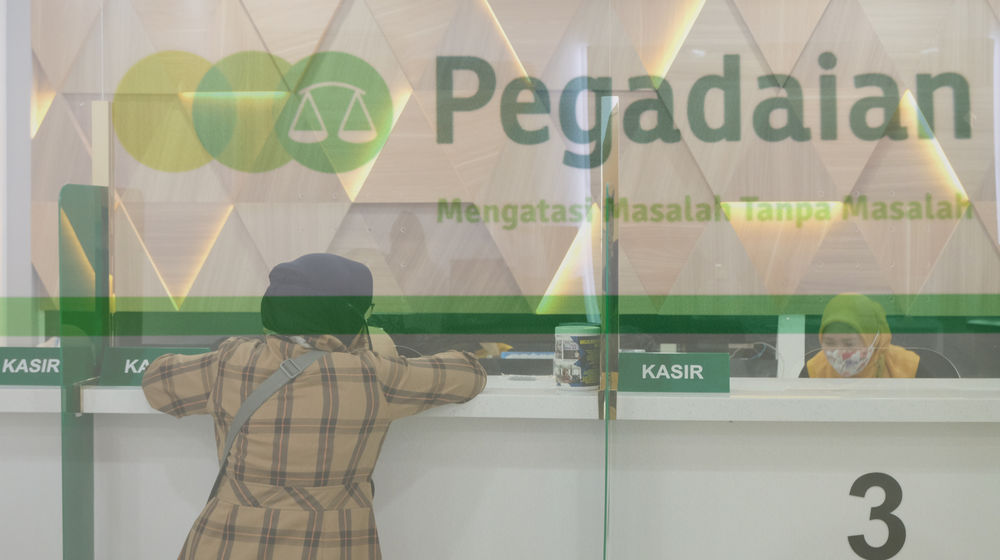 <p>Nasabah melakukan transaksi di kantor pelayanan PT Pegadaian (Persero) Pusat, Jakarta, Kamis, 15 Oktober 2020. Pandemi Covid-19 menyebabkan nasabah ingin mendapatkan dana cepat dengan menggadaikan mobilnya. Jumlah nasabah yang ingin menggadaikan kendaraannya di pegadaian pun terus meningkat. Saat ini gudang penyimpanan mobil gadai dengan kapasitas 220, telah terisi sebanyak 209 unit mobil yang digadaikan. Foto: Ismail Pohan/TrenAsia</p>