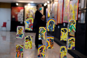 <p>Karya seniman Iskandar berjudul “Pohon Covid” yang dipajang pada pameran senirupa bertajuk “Creative Freedom to Heal the Nation (Artists Response to the Pandemic)” di Perpustakaan Nasional, Jakarta, Kamis, 15 Oktober 2020. Pameran karya 57 seniman dari berbagai daerah ini bercerita tentang refleksi kehidupan sehari-hari para seniman yang mengobatkan semangat lewat ekspresi kejujuran rasa selama pandemi Covid-19. Pameran yang berlangsung hingga 21 Oktober 2020 ini diharapkan dapat memantik semangat kehidupan senirupa nasional khususnya di Ibu Kota agar terus terjaga dan optimis walau sedang diterpa pandemi. Foto: Ismail Pohan/TrenAsia</p>
