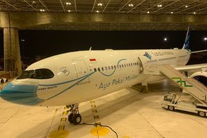 <p>Pesawat berlivery Ayo Pakai Masker milik PT Garuda Indonesia (Persero) Tbk ini akan terbang perdana ke Medan dari Jakarta / Twitter @IndonesiaGaruda</p>