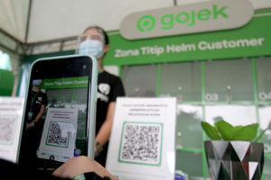 <p>Warga melakukan scan barcode untuk menggunakan fasilitas titip helm saat peresmian Zona Nyaman J3K Gojek di Stasiun Depok Baru pada Senin, 26 Oktober 2020. Foto: Panji Asmoro/TrenAsia</p>
