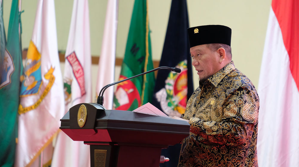 <p>Ketua DPD RI La Nyalla Mattalitti menyampaikan sambutannya pada peringatan Hari Ulang Tahun Ke-16 DPD RI yang bertema  “Dari Daerah untuk Indonesia” di Kompleks Parlemen Senayan, Jakarta, Kamis, 1 Oktober 2020. Dalam sambutannya ketua DPD La Nyalla mengatakan DPD akan terus kawal terjaminnya penguatan otonomi daerah dalam bingkai Negara Kesatuan Republik Indonesia. Foto: Ismail Pohan/TrenAsia</p>
