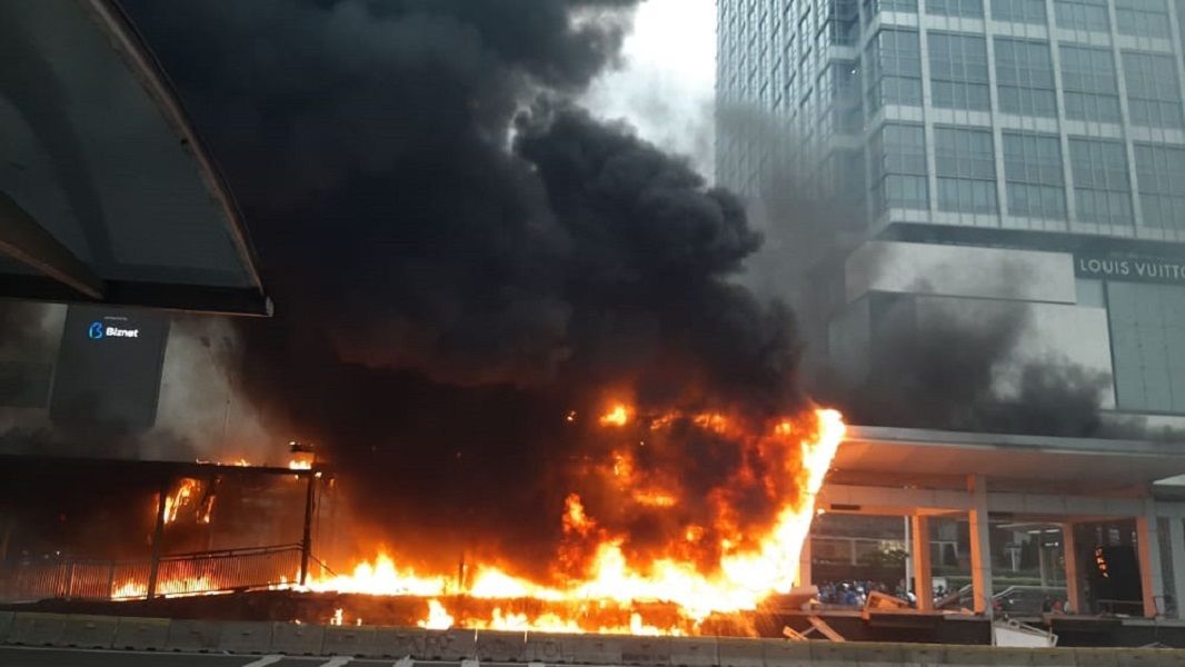 <p>Halte Transjakarta terbakar akibat aksi unjuk rasa Tolak UU Cipta Kerja di DKI Jakarta / Twitter</p>
