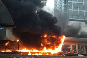 <p>Halte Transjakarta terbakar akibat aksi unjuk rasa Tolak UU Cipta Kerja di DKI Jakarta / Twitter</p>
