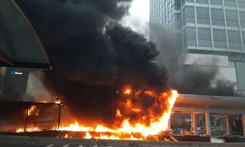 <p>Halte Transjakarta terbakar akibat aksi unjuk rasa Tolak UU Cipta Kerja di DKI Jakarta / Twitter</p>