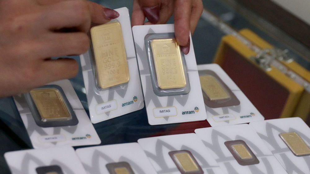 <p>Karyawati menunjukkan replika emas logam mulia di Butik Emas LM ANTAM, Kebun Sirih, Jakarta, Senin, 12 Oktober 2020. Harga emas pada perdagangan hari ini mengalami penurunan seiring dengan aksi ambil untung setelah naik tajam pada perdagangan sebelumnya. Berdasarkan informasi Unit Bisnis Pengolahan dan Pemurnian Logam Mulia Antam, harga emas ukuran 1 gram berada di level Rp1.017.000, turun Rp2.000. Sementara untuk harga emas Antam cetakan terkecil yakni 0,5 gram dibanderol dengan harga Rp Rp538.500, turun Rp1.000 dibandingkan dengan kemarin. Foto: Ismail Pohan/TrenAsia</p>
