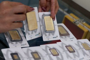 <p>Karyawati menunjukkan replika emas logam mulia di Butik Emas LM ANTAM, Kebun Sirih, Jakarta, Senin, 12 Oktober 2020. Harga emas pada perdagangan hari ini mengalami penurunan seiring dengan aksi ambil untung setelah naik tajam pada perdagangan sebelumnya. Berdasarkan informasi Unit Bisnis Pengolahan dan Pemurnian Logam Mulia Antam, harga emas ukuran 1 gram berada di level Rp1.017.000, turun Rp2.000. Sementara untuk harga emas Antam cetakan terkecil yakni 0,5 gram dibanderol dengan harga Rp Rp538.500, turun Rp1.000 dibandingkan dengan kemarin. Foto: Ismail Pohan/TrenAsia</p>