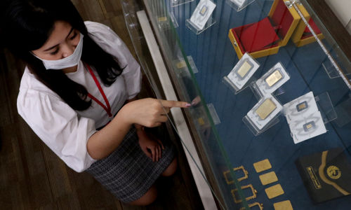 <p>Karyawati menunjukkan replika emas logam mulia di Butik Emas LM ANTAM, Kebun Sirih, Jakarta, Senin, 12 Oktober 2020. Harga emas pada perdagangan hari ini mengalami penurunan seiring dengan aksi ambil untung setelah naik tajam pada perdagangan sebelumnya. Berdasarkan informasi Unit Bisnis Pengolahan dan Pemurnian Logam Mulia Antam, harga emas ukuran 1 gram berada di level Rp1.017.000, turun Rp2.000. Sementara untuk harga emas Antam cetakan terkecil yakni 0,5 gram dibanderol dengan harga Rp Rp538.500, turun Rp1.000 dibandingkan dengan kemarin. Foto: Ismail Pohan/TrenAsia</p>