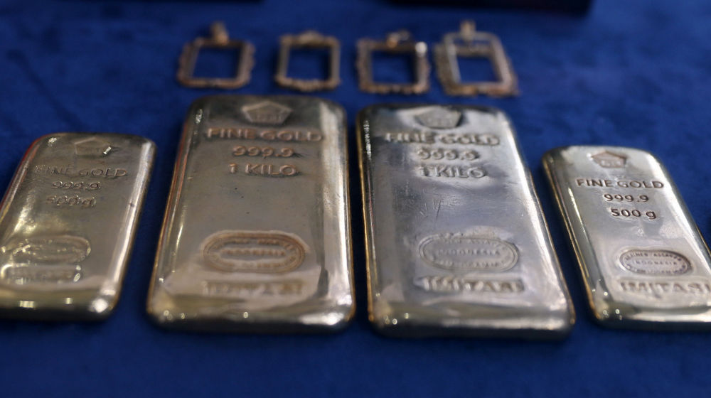 <p>Replika emas logam mulia di Butik Emas LM ANTAM, Kebun Sirih, Jakarta, Senin, 12 Oktober 2020. Harga emas pada perdagangan hari ini mengalami penurunan seiring dengan aksi ambil untung setelah naik tajam pada perdagangan sebelumnya. Berdasarkan informasi Unit Bisnis Pengolahan dan Pemurnian Logam Mulia Antam, harga emas ukuran 1 gram berada di level Rp1.017.000, turun Rp2.000. Sementara untuk harga emas Antam cetakan terkecil yakni 0,5 gram dibanderol dengan harga Rp Rp538.500, turun Rp1.000 dibandingkan dengan kemarin. Foto: Ismail Pohan/TrenAsia</p>
