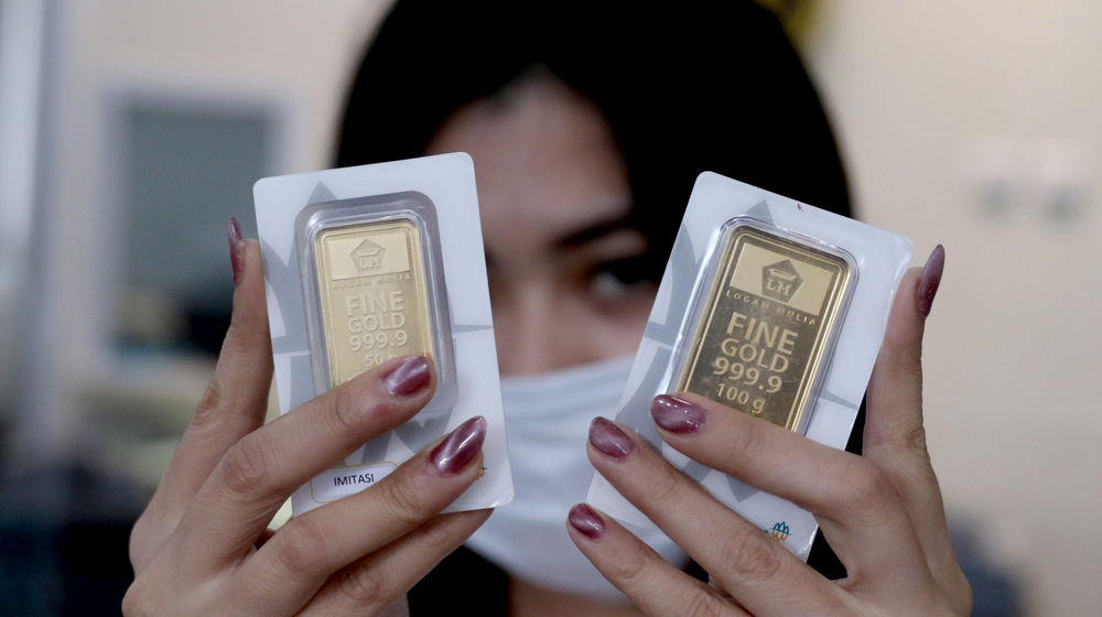 <p>Karyawati menunjukkan replika emas logam mulia di Butik Emas LM ANTAM, Kebun Sirih, Jakarta, Senin, 12 Oktober 2020. Harga emas pada perdagangan hari ini mengalami penurunan seiring dengan aksi ambil untung setelah naik tajam pada perdagangan sebelumnya. Berdasarkan informasi Unit Bisnis Pengolahan dan Pemurnian Logam Mulia Antam, harga emas ukuran 1 gram berada di level Rp1.017.000, turun Rp2.000. Sementara untuk harga emas Antam cetakan terkecil yakni 0,5 gram dibanderol dengan harga Rp Rp538.500, turun Rp1.000 dibandingkan dengan kemarin. Foto: Ismail Pohan/TrenAsia</p>
