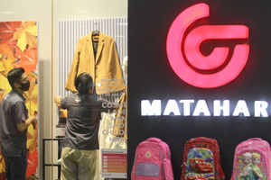 <p>Suasana pengunjung berbenja di Matahari Departement Store Mal WTC, Serpong, Tangerang Selatan, Banten, Selasa, 20 Oktober 2020. Foto: Panji Asmoro/TrenAsia</p>
