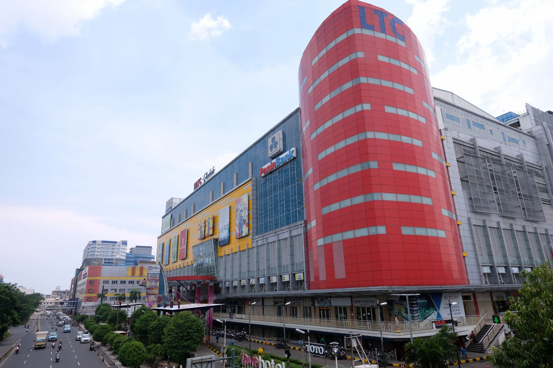 <p>Suasana Mall LTC Glodok, Jakarta, Selasa, 20 Oktober 2020. Foto: Ismail Pohan/TrenAsia</p>
