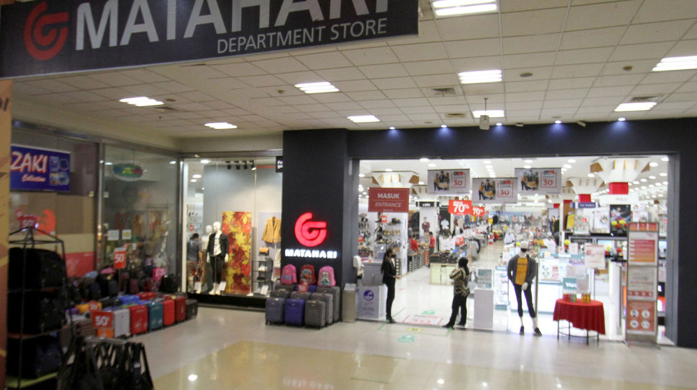 <p>Suasana gerai Matahari Departement Store Mal WTC, Serpong, Tangerang Selatan, Banten, Selasa, 20 Oktober 2020. Foto: Panji Asmoro/TrenAsia</p>

