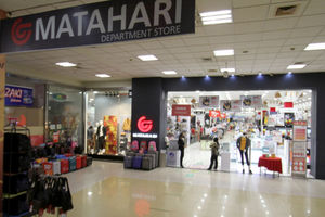 <p>Suasana gerai Matahari Departement Store Mal WTC, Serpong, Tangerang Selatan, Banten, Selasa, 20 Oktober 2020. Foto: Panji Asmoro/TrenAsia</p>
