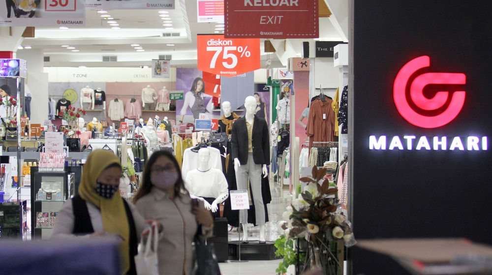 <p>Suasana pengunjung berbenja di Matahari Departement Store Mal WTC, Serpong, Tangerang Selatan, Banten, Selasa, 20 Oktober 2020. Foto: Panji Asmoro/TrenAsia</p>
