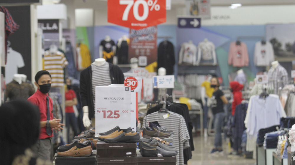 <p>Suasana pengunjung berbenja di Matahari Departement Store Mal WTC, Serpong, Tangerang Selatan, Banten, Selasa, 20 Oktober 2020. Foto: Panji Asmoro/TrenAsia</p>
