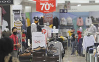 <p>Suasana pengunjung berbenja di Matahari Departement Store Mal WTC, Serpong, Tangerang Selatan, Banten, Selasa, 20 Oktober 2020. Foto: Panji Asmoro/TrenAsia</p>
