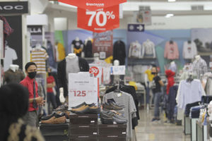 <p>Suasana pengunjung berbenja di Matahari Departement Store Mal WTC, Serpong, Tangerang Selatan, Banten, Selasa, 20 Oktober 2020. Foto: Panji Asmoro/TrenAsia</p>