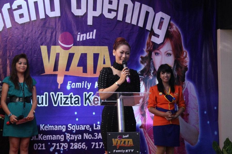 <p>Pedangdut Inul Daratista saat meresmikan gerai karaoke Inul Vizta / Facebook @inulviztaktv</p>
