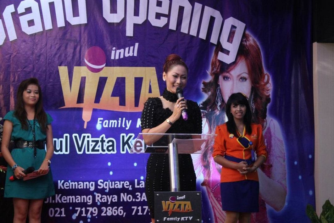 <p>Pedangdut Inul Daratista saat meresmikan gerai karaoke Inul Vizta / Facebook @inulviztaktv</p>
