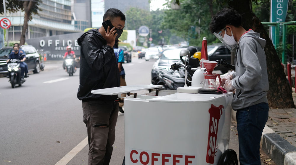 <p>Ubaid (25) membuatkan pesanan kopi pelanggannya di kawasan Senopati, Jakarta Selatan, Rabu, 21 Oktober 2020. Foto: Ismail Pohan/TrenAsia</p>
