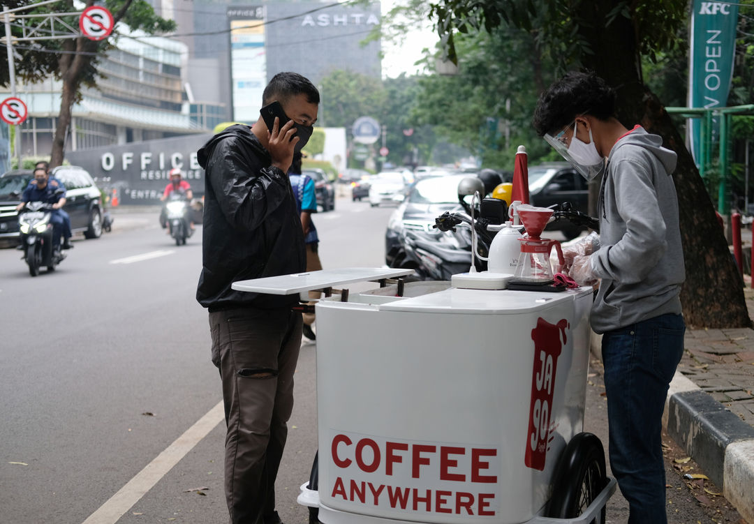 <p>Ubaid (25) membuatkan pesanan kopi pelanggannya di kawasan Senopati, Jakarta Selatan, Rabu, 21 Oktober 2020. Foto: Ismail Pohan/TrenAsia</p>
