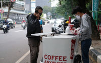 <p>Ubaid (25) membuatkan pesanan kopi pelanggannya di kawasan Senopati, Jakarta Selatan, Rabu, 21 Oktober 2020. Foto: Ismail Pohan/TrenAsia</p>
