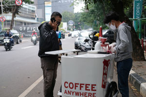 <p>Ubaid (25) membuatkan pesanan kopi pelanggannya di kawasan Senopati, Jakarta Selatan, Rabu, 21 Oktober 2020. Foto: Ismail Pohan/TrenAsia</p>
