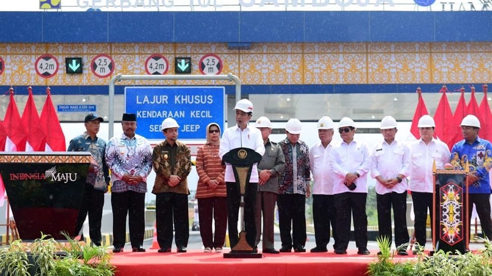 <p>Presiden Joko Widodo meresmikan jalan tol Balikpapan-Samarinda (Balsam) seksi II, III, dan IV. Acara peresmian dipusatkan di gerbang tol Samboja, Kabupaten Kutai Kartanegara, Kalimantan Timur / Setkab.go.id</p>