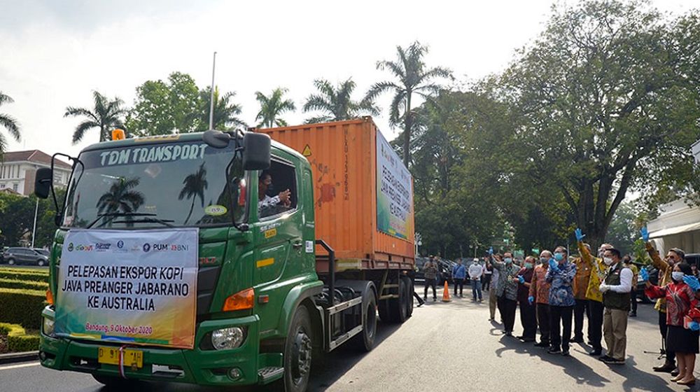 <p>Menteri Perdagangan diwakili Direktur Jenderal Pengembangan Ekspor, Kasan melepas ekspor 16,65 ton kopi arabika Java Preanger Jabarano senilai oleh Rp1,34 miliar oleh CV Frinsa Agrolestari ke Australia di Bandung, Jawa Barat, Jumat (9 Okt). Pelepasan ekspor kopi dipimpin Gubernur Jawa Barat, Ridwan Kamil. / Dok. Kemendag</p>
