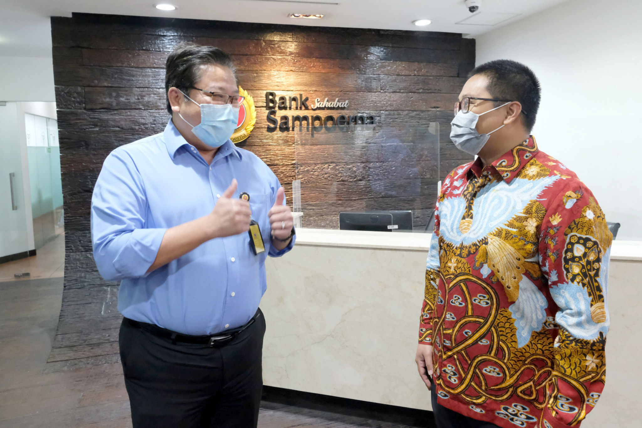 <p>CEO dan Founder UangTeman Aidil Zulkifli (kanan) berbincang dengan Chief of SME, Funding, FI &amp; Network Bank Sahabat Sampoerna (Bank Sampoerna) Adji Anggono (kiri) usai penandatanganan kolaborasi strategis penyaluran pembiayaan usaha mikro antara UangTeman dan Bank Sampoerna di Jakarta, Rabu, 7 Oktober 2020. Melalui kerja sama ini, UangTeman mendapatkan komitmen pembiayaan yang signifikan dari Bank Sampoerna untuk mendorong optimalisasi penyaluran pembiayaan usaha mikro kepada masyarakat dalam mendukung pemulihan ekonomi masyarakat Indonesia di tengah pandemi Coronavirus disease (COVID-19). Kemitraan ini menandakan peranan fintech lending_ yang dapat menyasar masyarakat luas dengan lebih akurat dan cepat, khususnya usaha mikro dan kecil yang dapat menjadi pendorong dalam pemulihan ekonomi nasional Indonesia. Foto: Ismail Pohan/TrenAsia</p>
