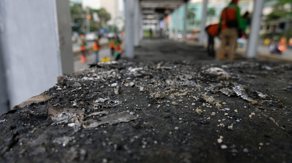 <p>Petugas membersihan puing-puing Halte Transjakarta yang rusak dan dibakar massa saat aksi unjuk rasa menolak pengesahan UU Cipta Kerja yang berakhir ricuh di kawasan Thamrin, Jum’at, 9 Oktober 2020. Sejumlah fasilitas umum rusak dan dibakar massa yang mengamuk imbas dari demonstrasi omnibus law yang berujung kericuhan. Pemprov DKI Jakarta menyebut kerugian akibat kerusakan mencapai puluhan miliar Rupiah. Foto: Ismail Pohan/TrenAsia</p>
