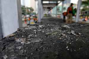 <p>Petugas membersihan puing-puing Halte Transjakarta yang rusak dan dibakar massa saat aksi unjuk rasa menolak pengesahan UU Cipta Kerja yang berakhir ricuh di kawasan Thamrin, Jum’at, 9 Oktober 2020. Sejumlah fasilitas umum rusak dan dibakar massa yang mengamuk imbas dari demonstrasi omnibus law yang berujung kericuhan. Pemprov DKI Jakarta menyebut kerugian akibat kerusakan mencapai puluhan miliar Rupiah. Foto: Ismail Pohan/TrenAsia</p>
