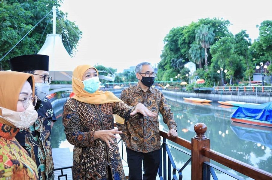 <p>Ketua Dewan Komisioner OJK Wimboh Santoso, Menteri Desa PDT Abdul Halim Iskandar, dan Gubernur Jawa Timur Khofifah Indar Parawansa bertemu di Surabaya / Facebook @BundaKIP</p>
