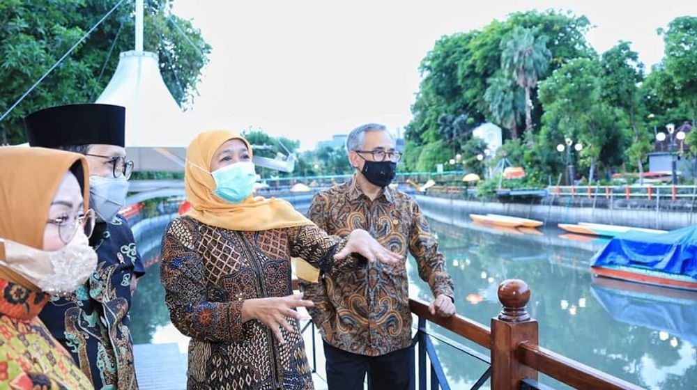 <p>Ketua Dewan Komisioner OJK Wimboh Santoso, Menteri Desa PDT Abdul Halim Iskandar, dan Gubernur Jawa Timur Khofifah Indar Parawansa bertemu di Surabaya / Facebook @BundaKIP</p>