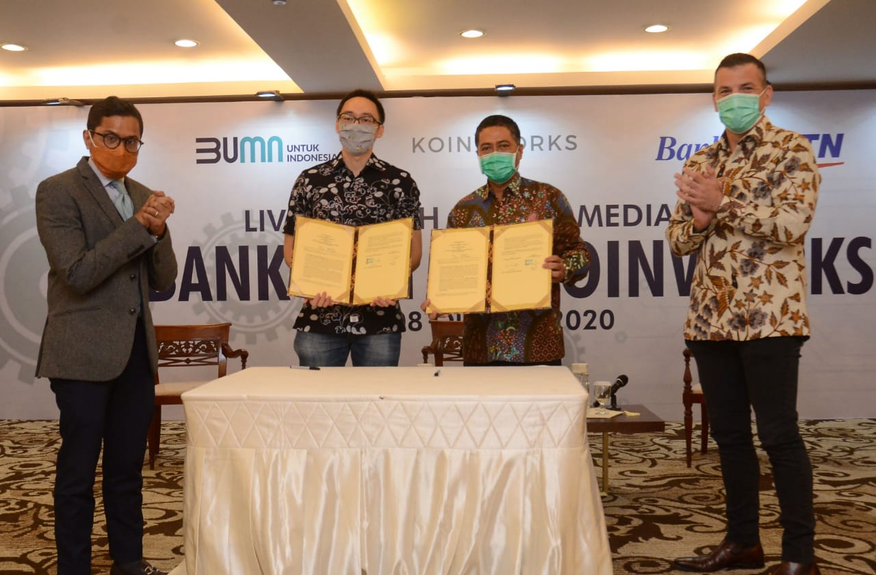 <p>CEO dan Co-founder KoinWorks Benedicto Haryono (kiri) bersama Direktur Utama Bank BTN Pahala Nugraha Mansury (kanan) saat penandatanganan perjanjian kerja sama di Jakarta, Kamis 8 Oktober 2020. / Dok. BTN</p>
