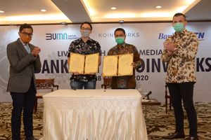 <p>CEO dan Co-founder KoinWorks Benedicto Haryono (kiri) bersama Direktur Utama Bank BTN Pahala Nugraha Mansury (kanan) saat penandatanganan perjanjian kerja sama di Jakarta, Kamis 8 Oktober 2020. / Dok. BTN</p>