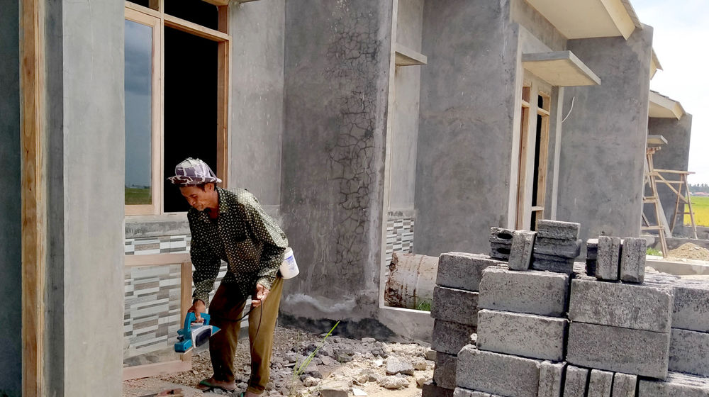 <p>Pekerja menyekesaikan pembangunan perumahan bersubsidi kawasan Kecamatan Mauk Kabupaten Tangerang, Banten, Jum’at, 23 Oktober 2020. Foto: Panji Asmoro/TrenAsia</p>
