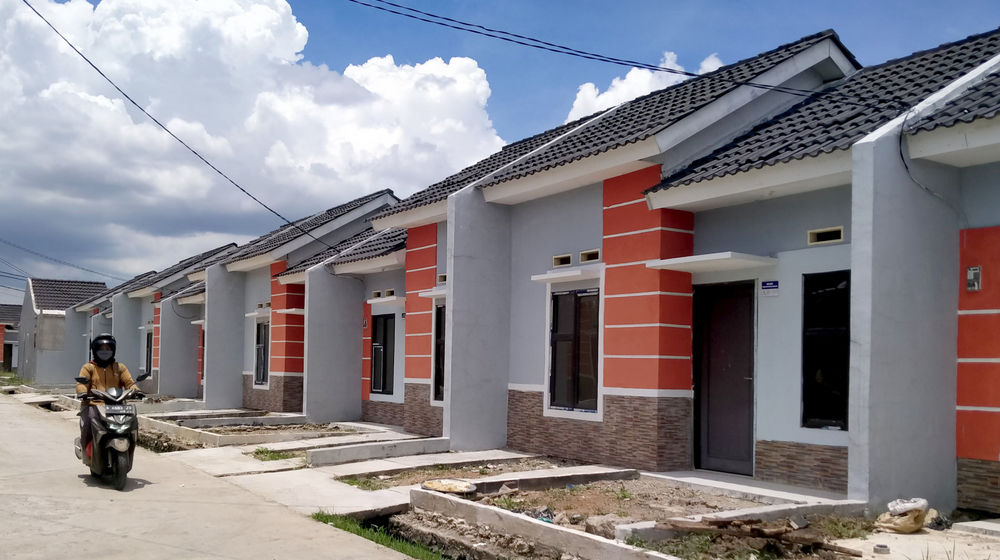 <p>Warga berkativitas di perumahan bersubsidi kawasan Kecamatan Mauk Kabupaten Tangerang, Banten, Jumat, 23 Oktober 2020. Foto: Panji Asmoro/TrenAsia</p>
