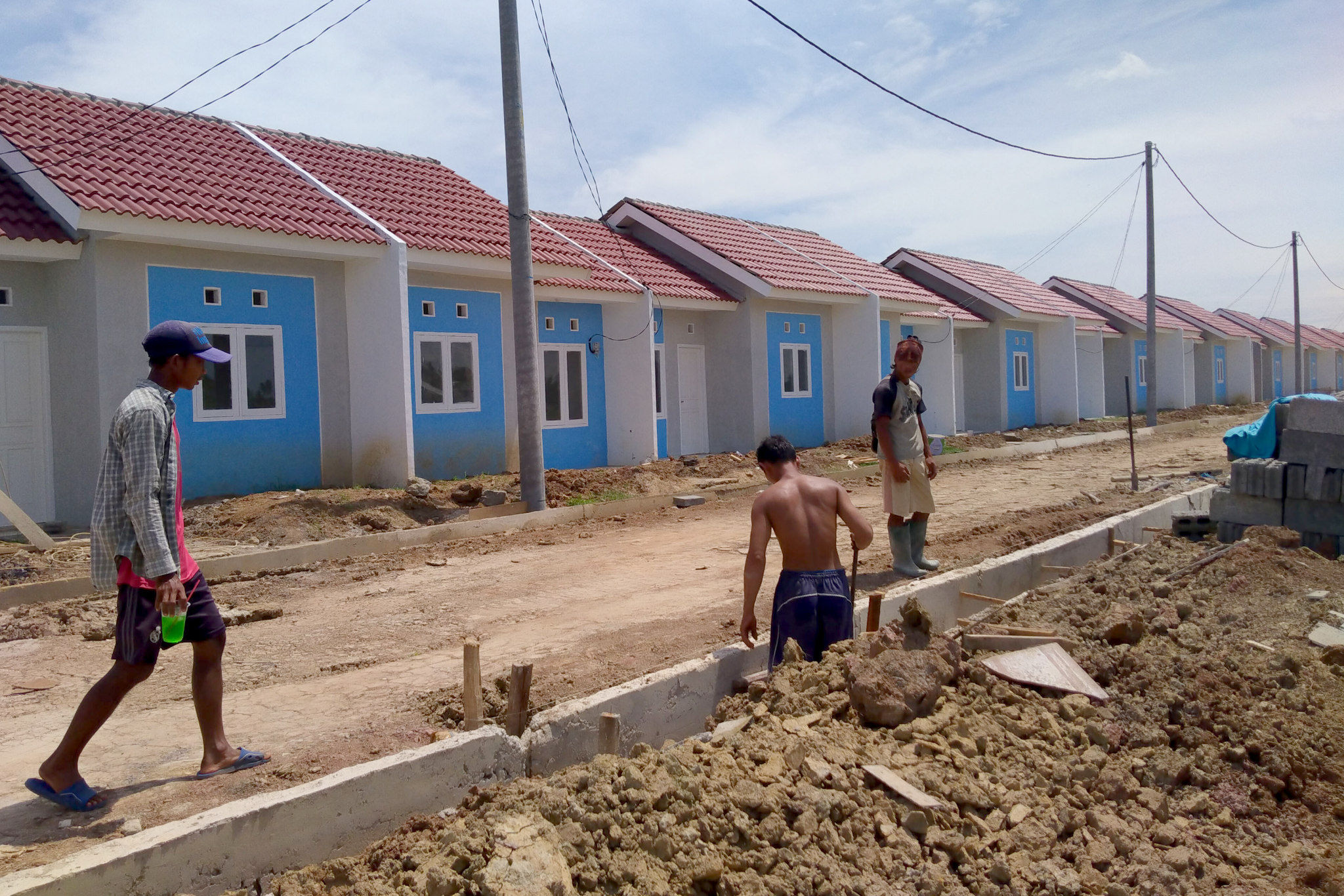 <p>Pekerja menyelesaikan pembangunan perumahan bersubsidi kawasan Kecamatan Mauk Kabupaten Tangerang, Banten, Jum&#8217;at, 23 Oktober 2020. Foto: Panji Asmoro/TrenAsia</p>
