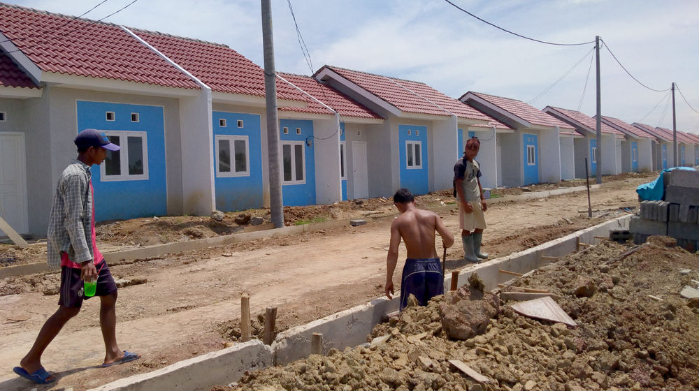 <p>Pekerja menyelesaikan pembangunan perumahan bersubsidi kawasan Kecamatan Mauk Kabupaten Tangerang, Banten, Jum’at, 23 Oktober 2020. Foto: Panji Asmoro/TrenAsia</p>
