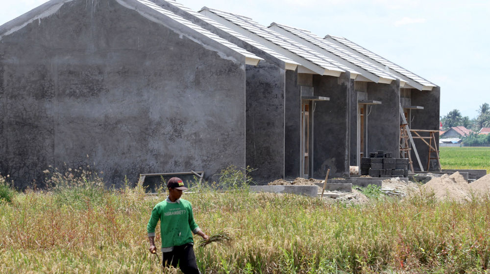 <p>Warga beraktivitas  di komplek perumahan bersubsidi kawasan Kecamatan Mauk Kabupaten Tangerang, Banten, Jum’at, 23 Oktober 2020. Foto:Panji Asmoro/TrenAsia</p>
